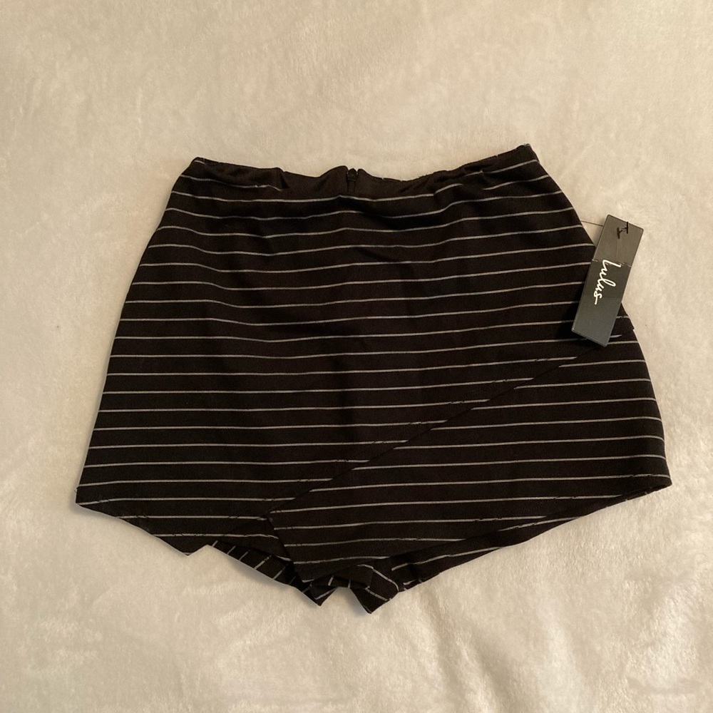 NWT Lulu’s Pinstripe Skort